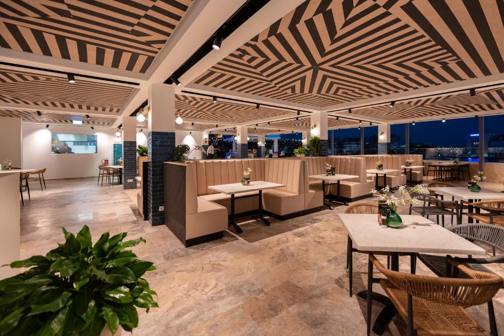 A new chic hotspot for everyone in the heart of the city Bapor Restaurant Curacao